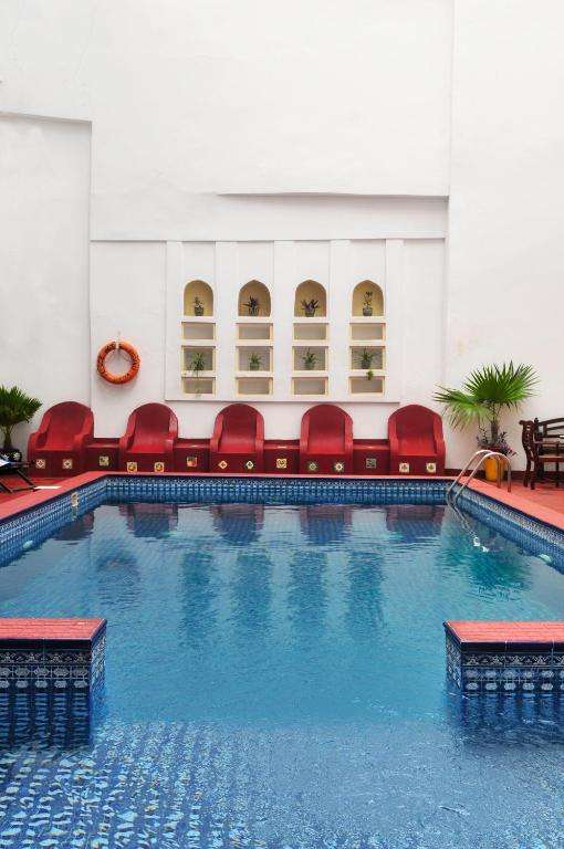 Dhow Palace Hotel